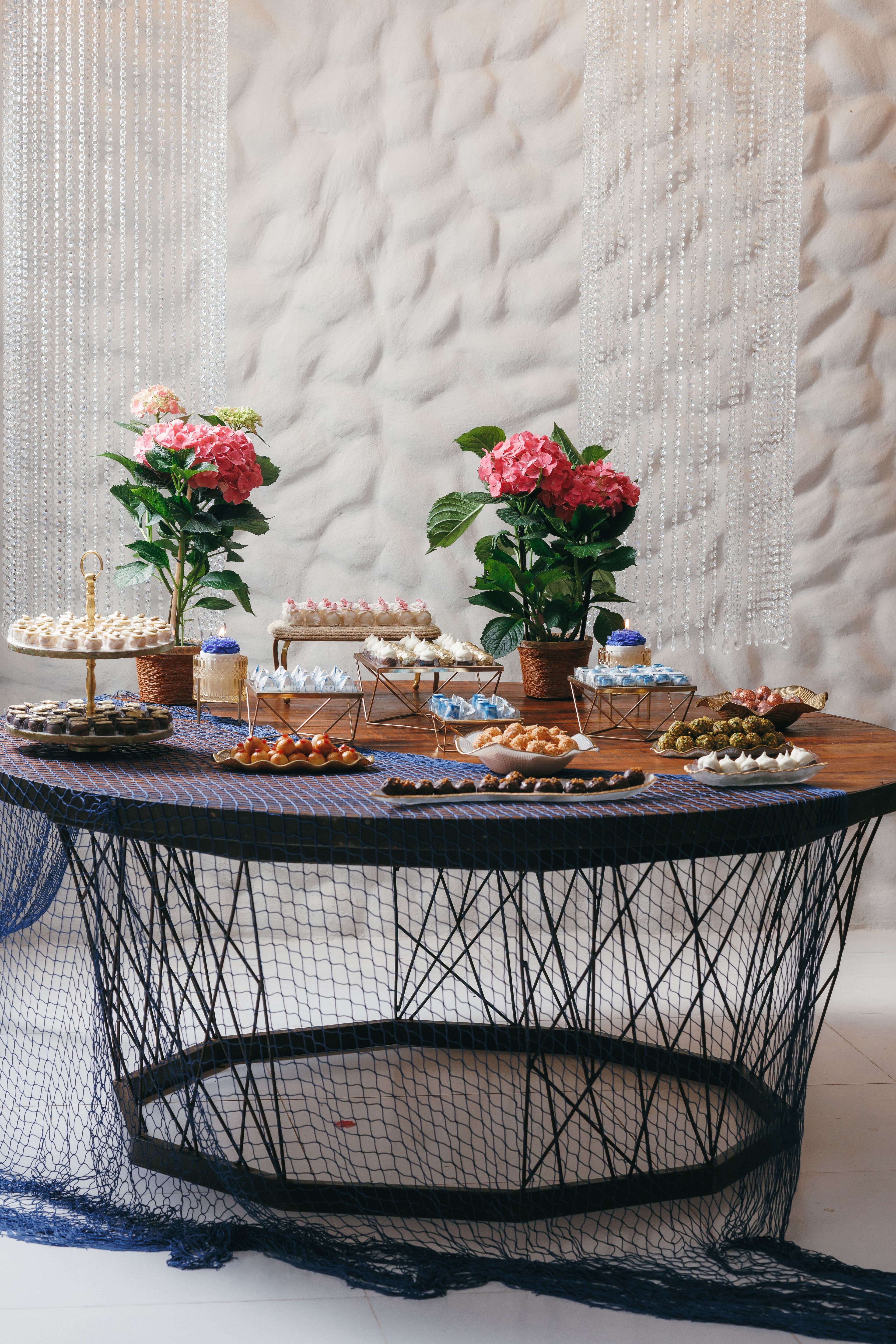 Mesa de casamento com bombons Saito Chocolatier em stands de cristal