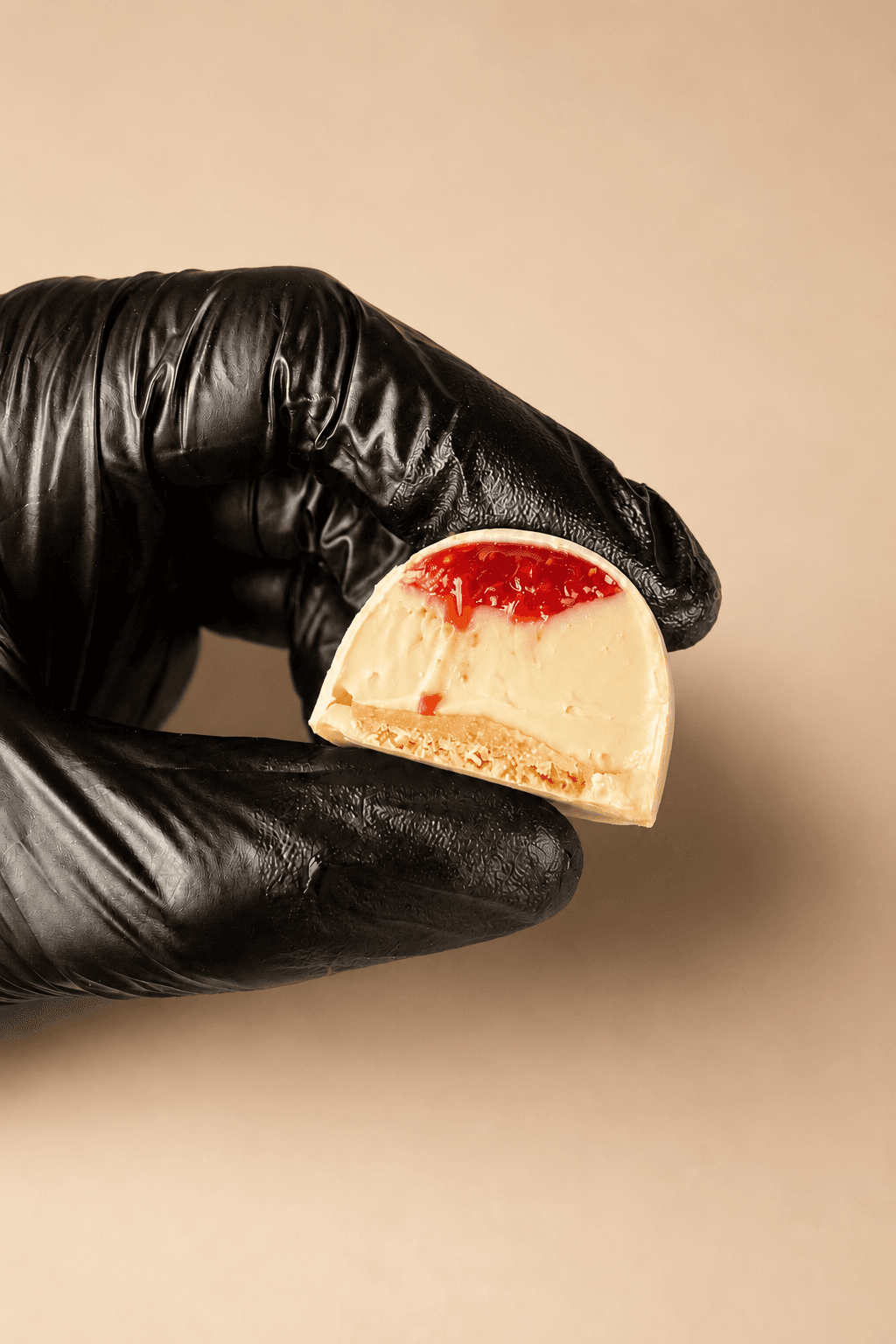 Bombom Cheesecake de Morango da Saito Chocolatier